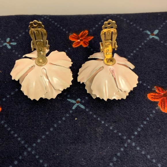 *LAST CALL Vintage Mid Century ‘50’s Enamel Flower Earrings Clip On - Picture 3 of 4